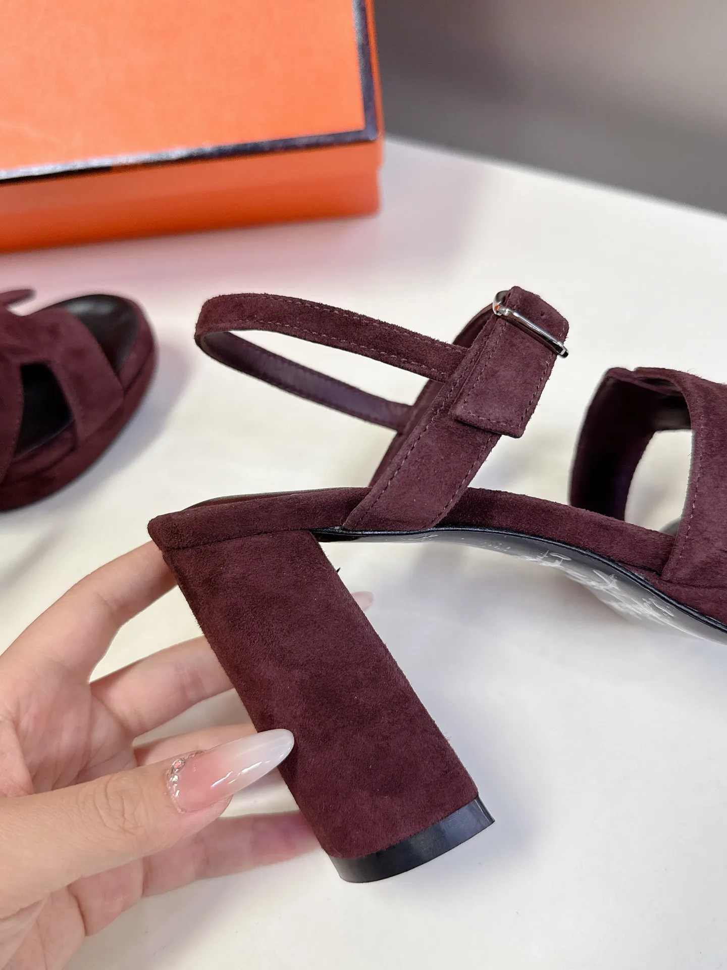 👟👟Ex-factory price 620👟👟 Hermès new spring and summer high-heeled sandals 🧡Upper: imported first-layer suede cowhide, mixed lambskin for feet, original leather outsole. You get what you pay for, genuine materials, whether it is leather, last shape, sole, or craftsmanship, all are consistent with ZP❗️ 🧡Suede high-heeled sandals, classic "H"-shaped upper with flexible ankle strap to highlight the slender ankle, about 9 cm high heels to reshape the body shape, genuine leather soles to enhance style, simple and smooth design, creating a fashionable and feminine look.  🧡Size: 35-39 yards (40 can be customized with no return or exchange) 🧡Color: multi-color 🧡Heel height: about 9 cm at the heel and 2 cm at the bottom